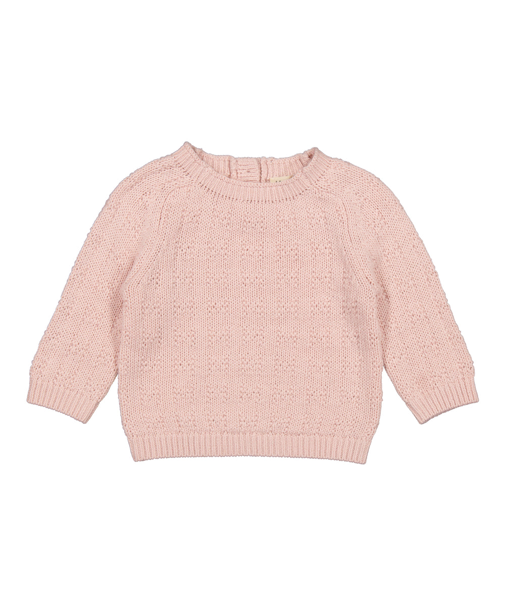 lyserød, strikket babytrøje med rund hals og hulmønster