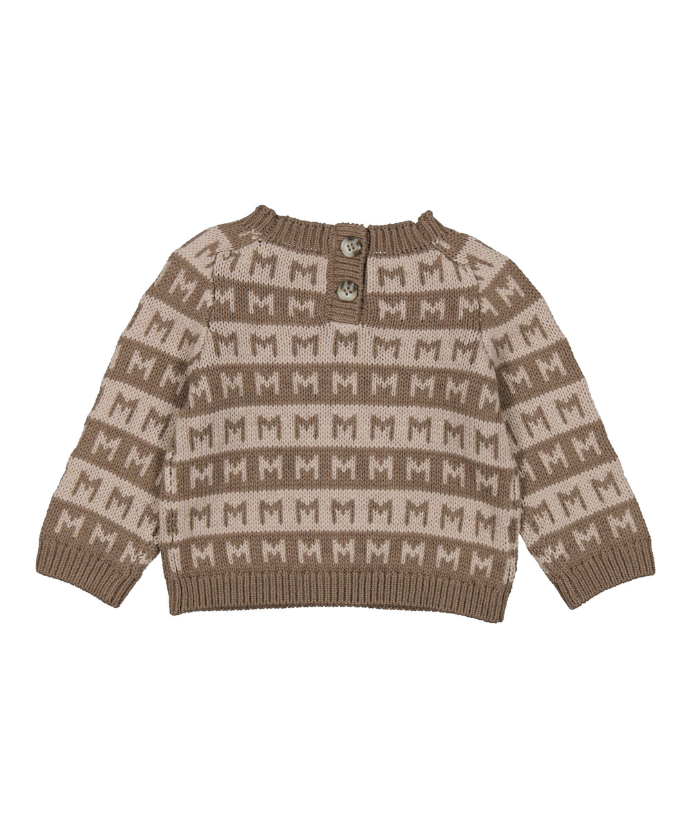 brun babystrik med M-mønster og rund hals