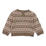 brun babystrik med M-mønster og rund hals