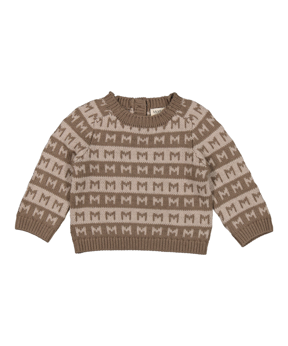 brun babystrik med M-mønster og rund hals