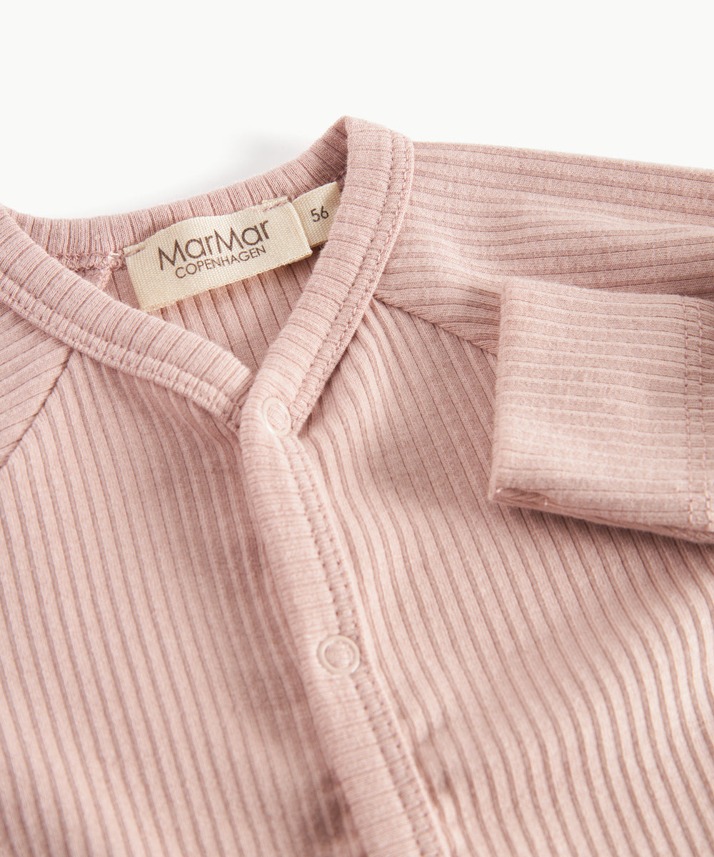 Lyserød ribstrikket babybody med knapper foran