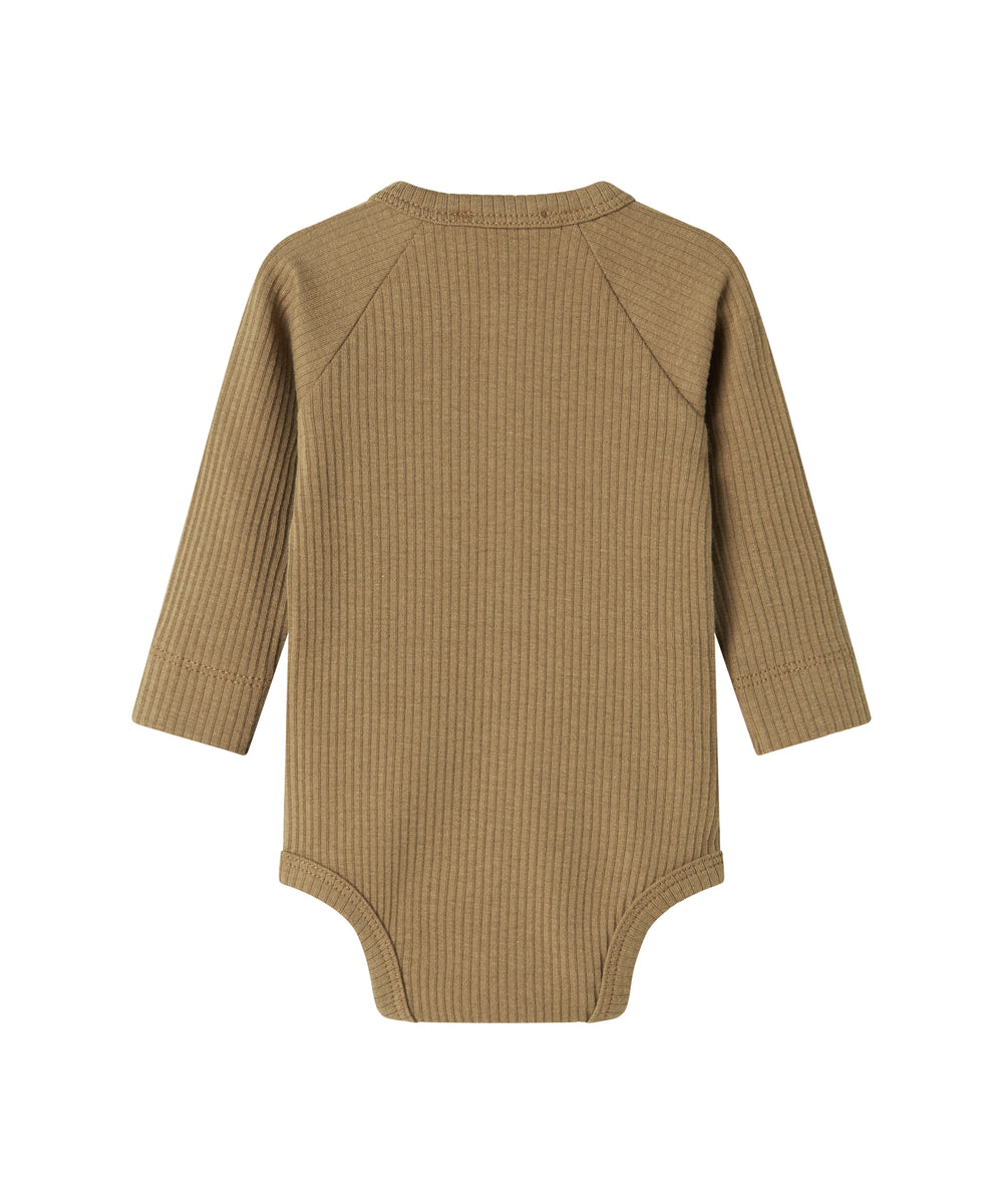 Brun ribstrikket babybody med knapper foran