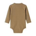 Brun ribstrikket babybody med knapper foran