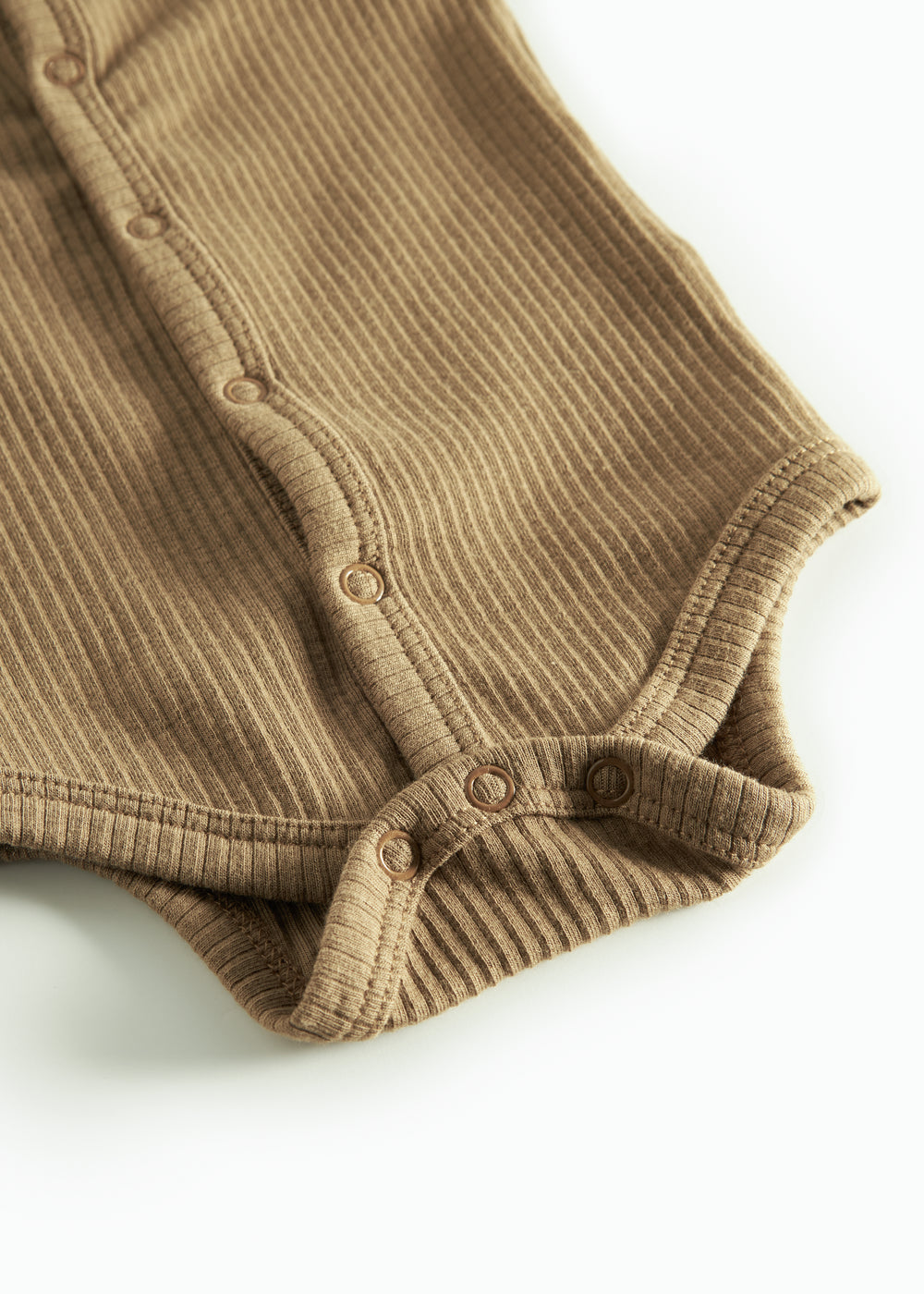 Brun ribstrikket babybody med knapper foran