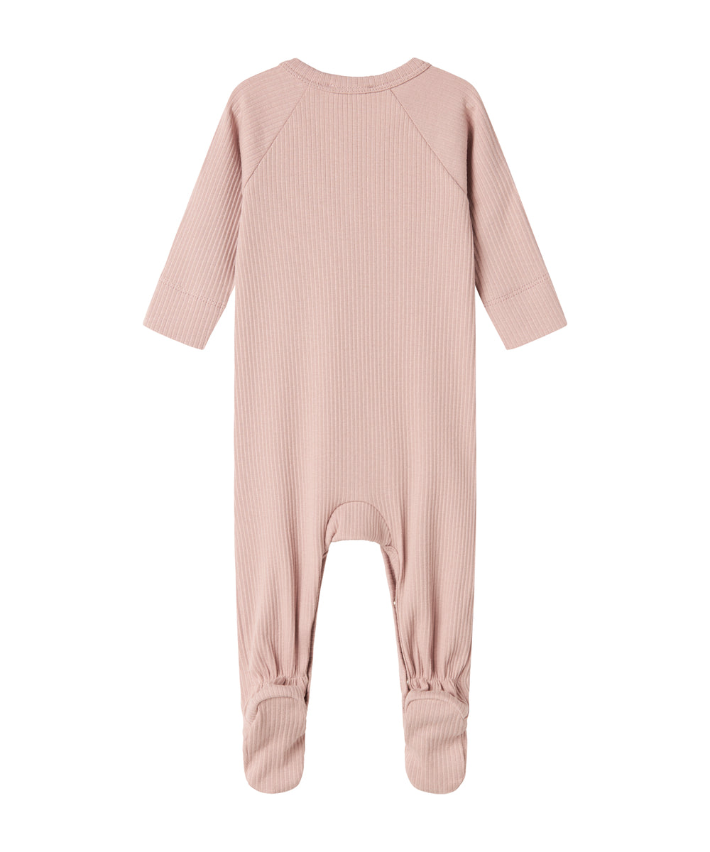 ribbstrikket lyserød heldragt til baby i blødt materiale med lange ærmer, lange ben, tryknapper og futter