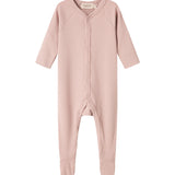 ribbstrikket lyserød heldragt til baby i blødt materiale med lange ærmer, lange ben, tryknapper og futter