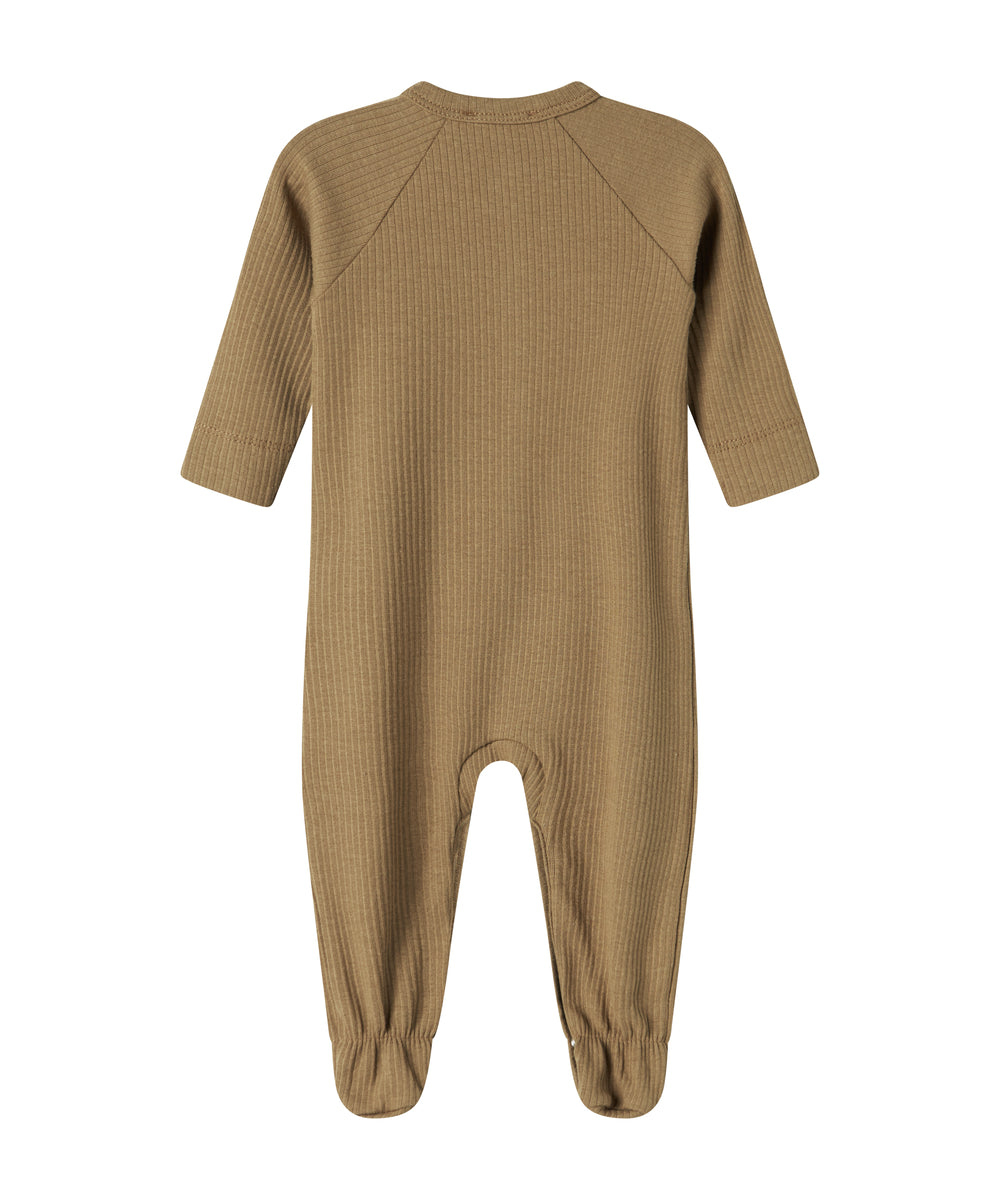 Ribbstrikket brun heldragt til baby i blødt materiale med lange ærmer, lange ben, tryknapper og futter