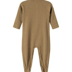 Ribbstrikket brun heldragt til baby i blødt materiale med lange ærmer, lange ben, tryknapper og futter