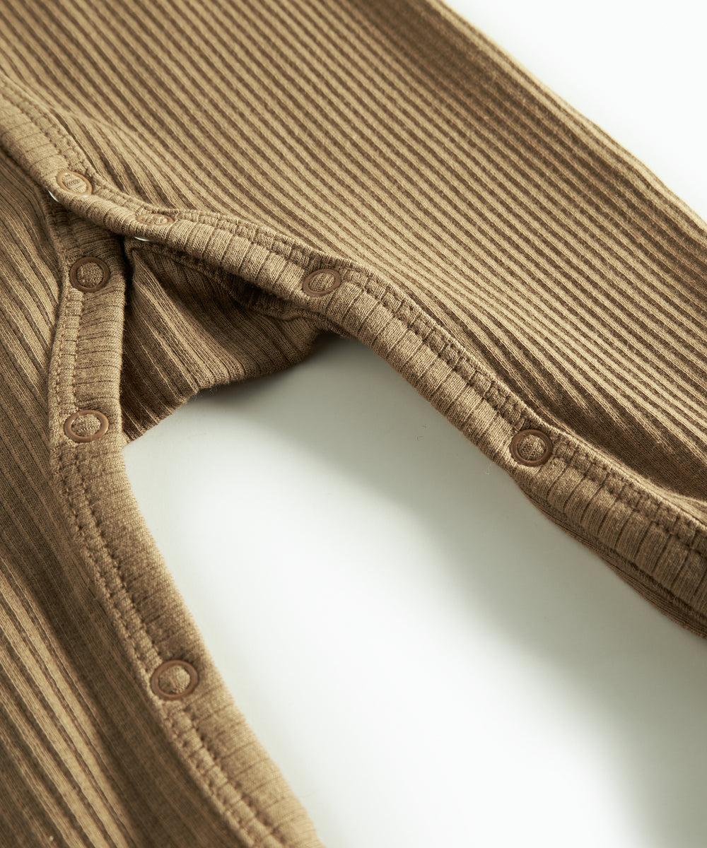 Ribbstrikket brun heldragt til baby i blødt materiale med lange ærmer, lange ben, tryknapper og futter