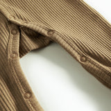 Ribbstrikket brun heldragt til baby i blødt materiale med lange ærmer, lange ben, tryknapper og futter