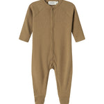 Ribbstrikket brun heldragt til baby i blødt materiale med lange ærmer, lange ben, tryknapper og futter