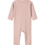 Ribbstrikket lyserød heldragt til baby i blødt materiale med lange ærmer og lange ben og tryknapper