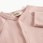 Ribbstrikket lyserød heldragt til baby i blødt materiale med lange ærmer og lange ben og tryknapper