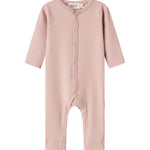 Ribbstrikket lyserød heldragt til baby i blødt materiale med lange ærmer og lange ben og tryknapper