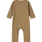 Ribbstrikket brun heldragt til baby i blødt materiale med lange ærmer og lange ben og tryknapper