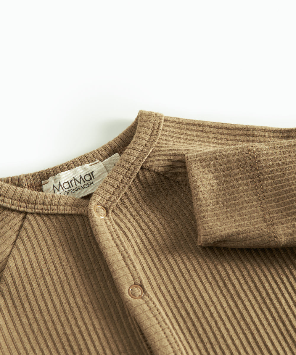 Ribbstrikket brun heldragt til baby i blødt materiale med lange ærmer og lange ben og tryknapper