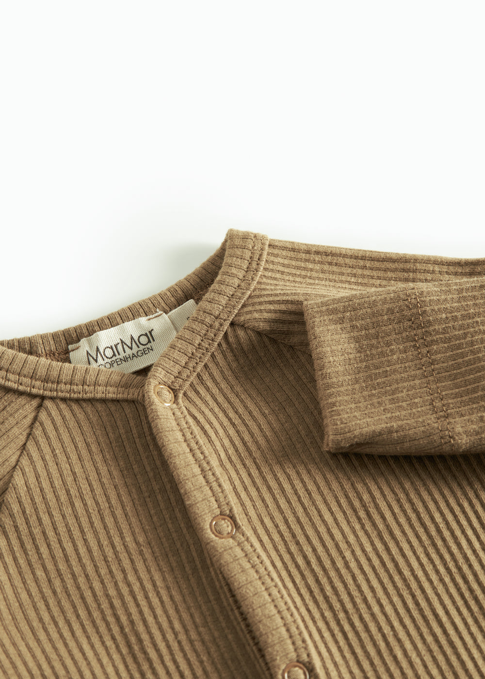 Ribbstrikket brun heldragt til baby i blødt materiale med lange ærmer og lange ben og tryknapper