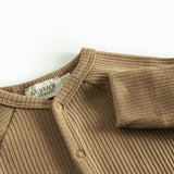 Ribbstrikket brun heldragt til baby i blødt materiale med lange ærmer og lange ben og tryknapper