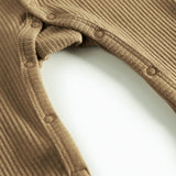 Ribbstrikket brun heldragt til baby i blødt materiale med lange ærmer og lange ben og tryknapper