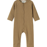 Ribbstrikket brun heldragt til baby i blødt materiale med lange ærmer og lange ben og tryknapper