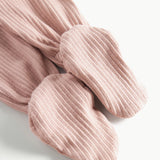 Detaljebillede af fod på lyserøde ribstrikkede bukser til baby