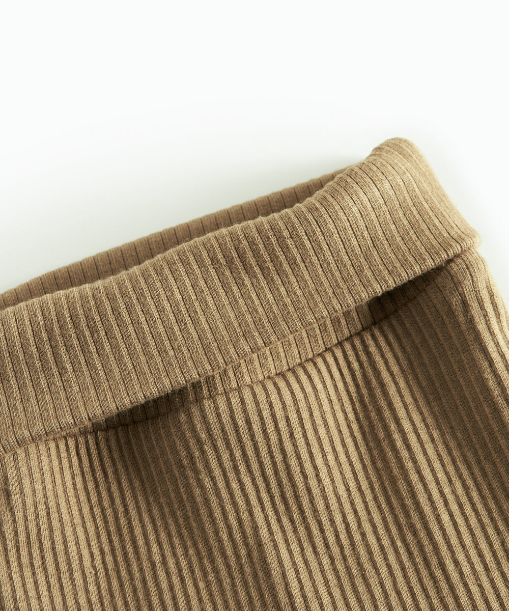 Brune ribstrikkede babybukser med nedbukket kant