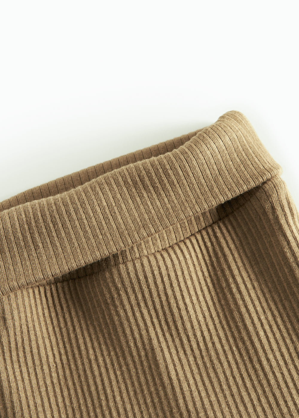 Brune ribstrikkede babybukser med nedbukket kant