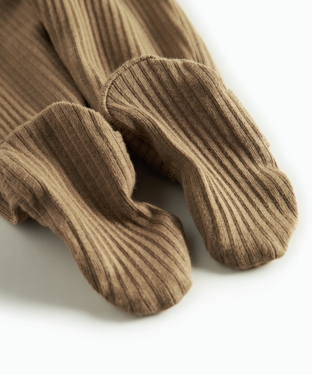 Brune ribstrikkede babybukser med futter