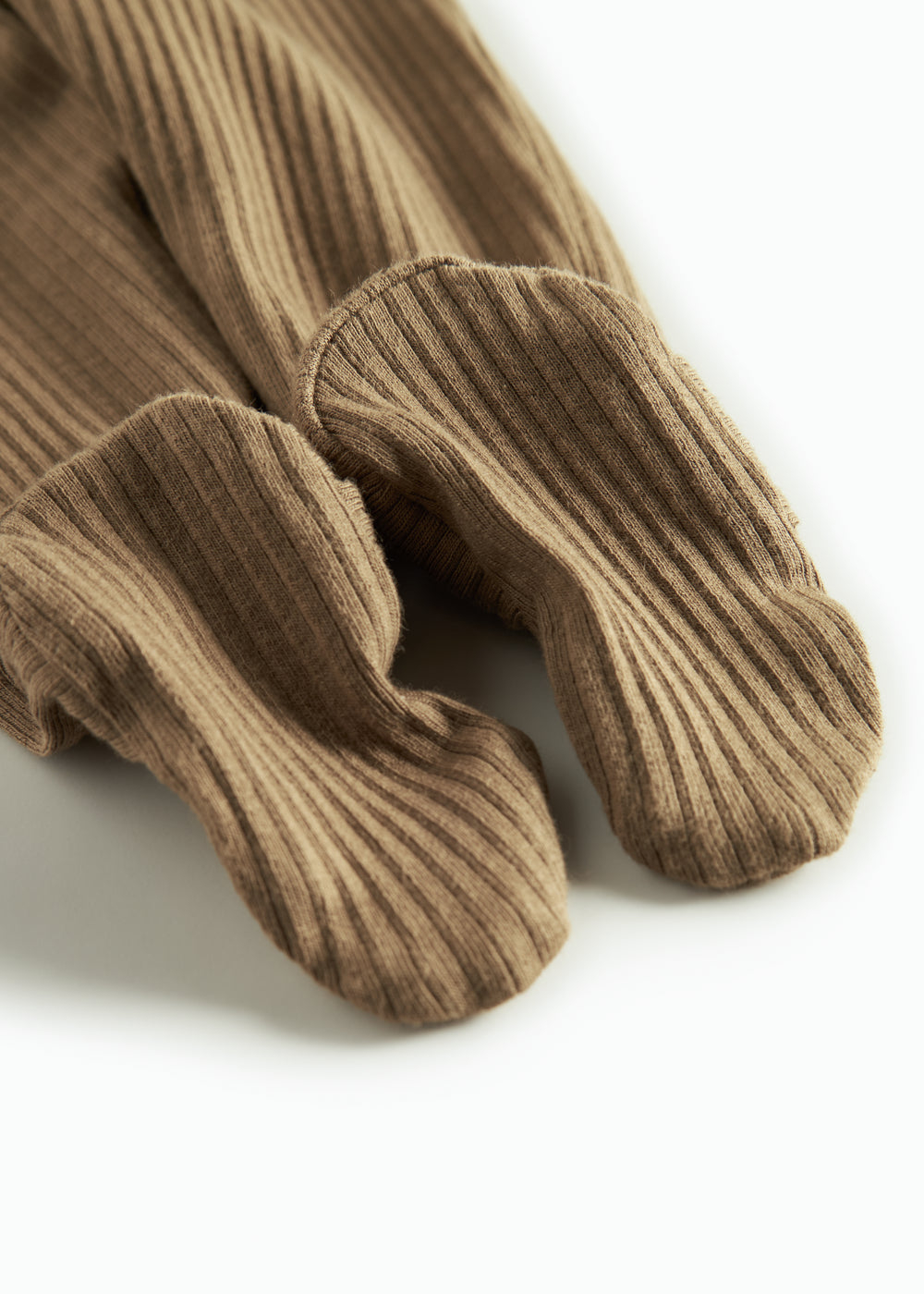 Brune ribstrikkede babybukser med futter