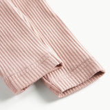 Detaljebillede af benåbning på lyserøde ribstrikkede bukser til børn