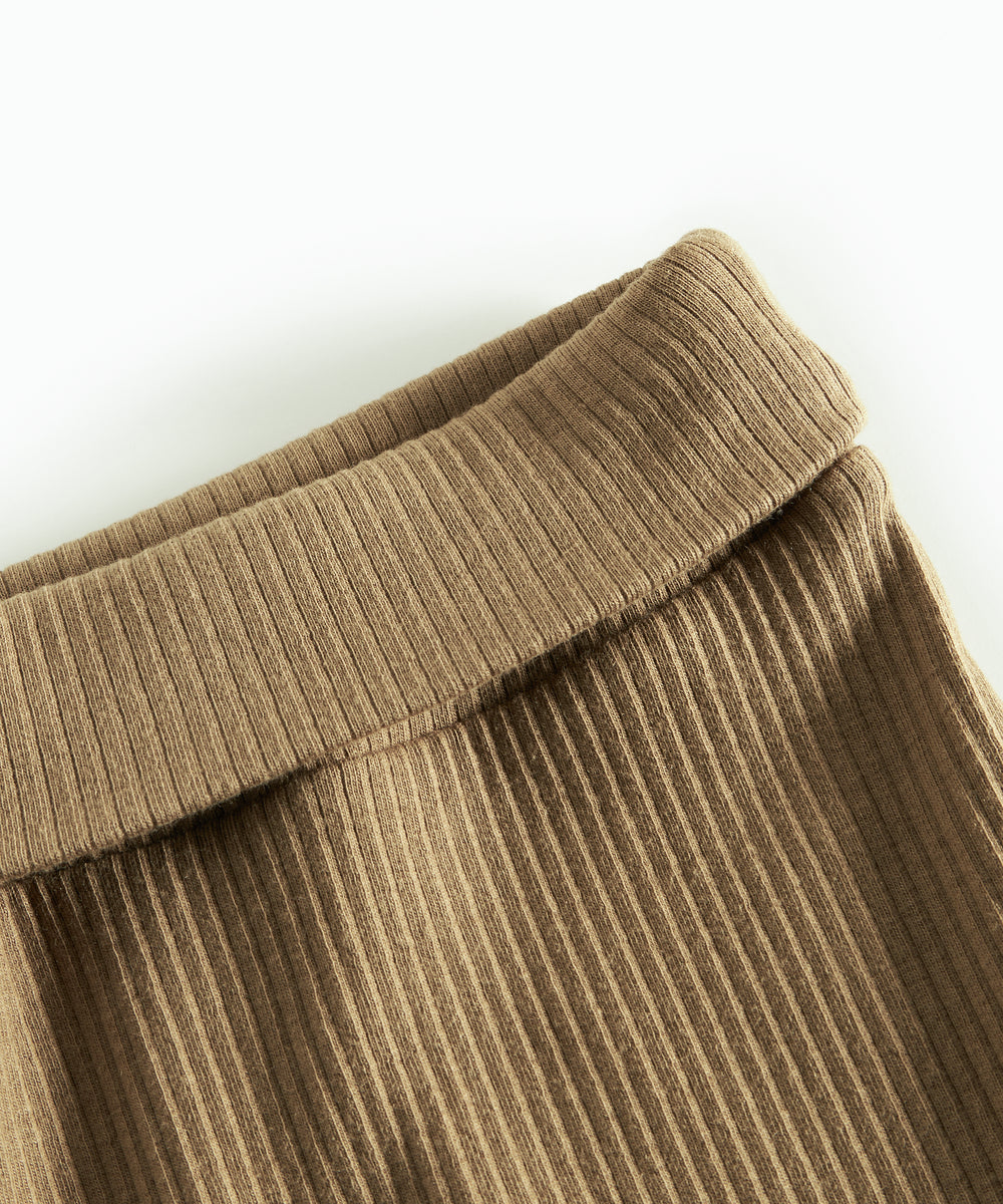 Brune ribstrikkede babybukser med nedbukket kant