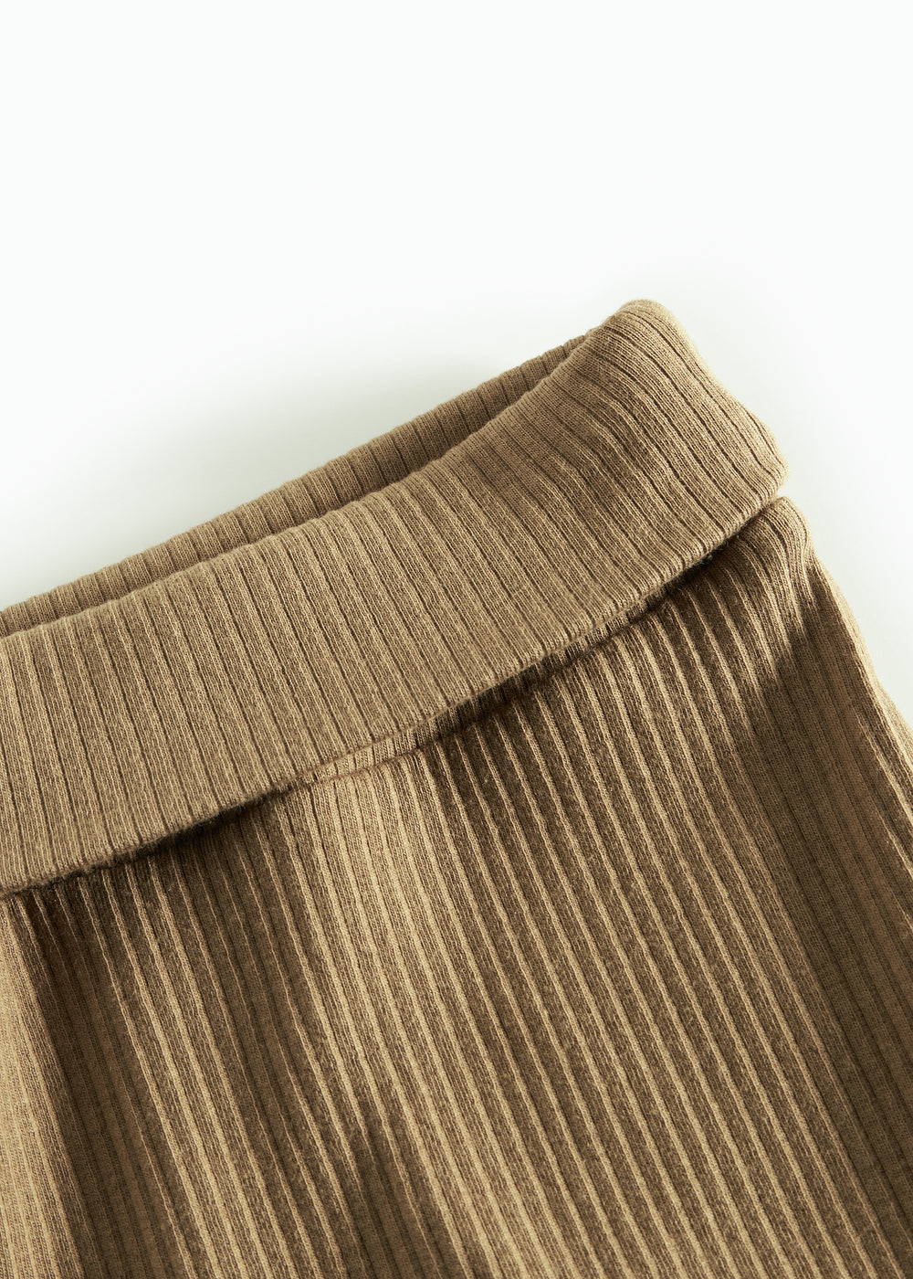 Brune ribstrikkede babybukser med nedbukket kant