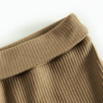 Brune ribstrikkede babybukser med nedbukket kant