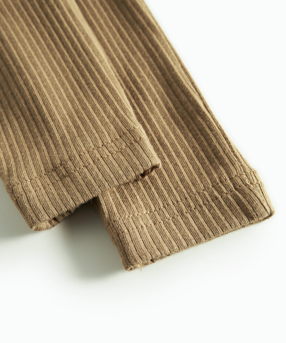 Brune ribstrikkede babybukser