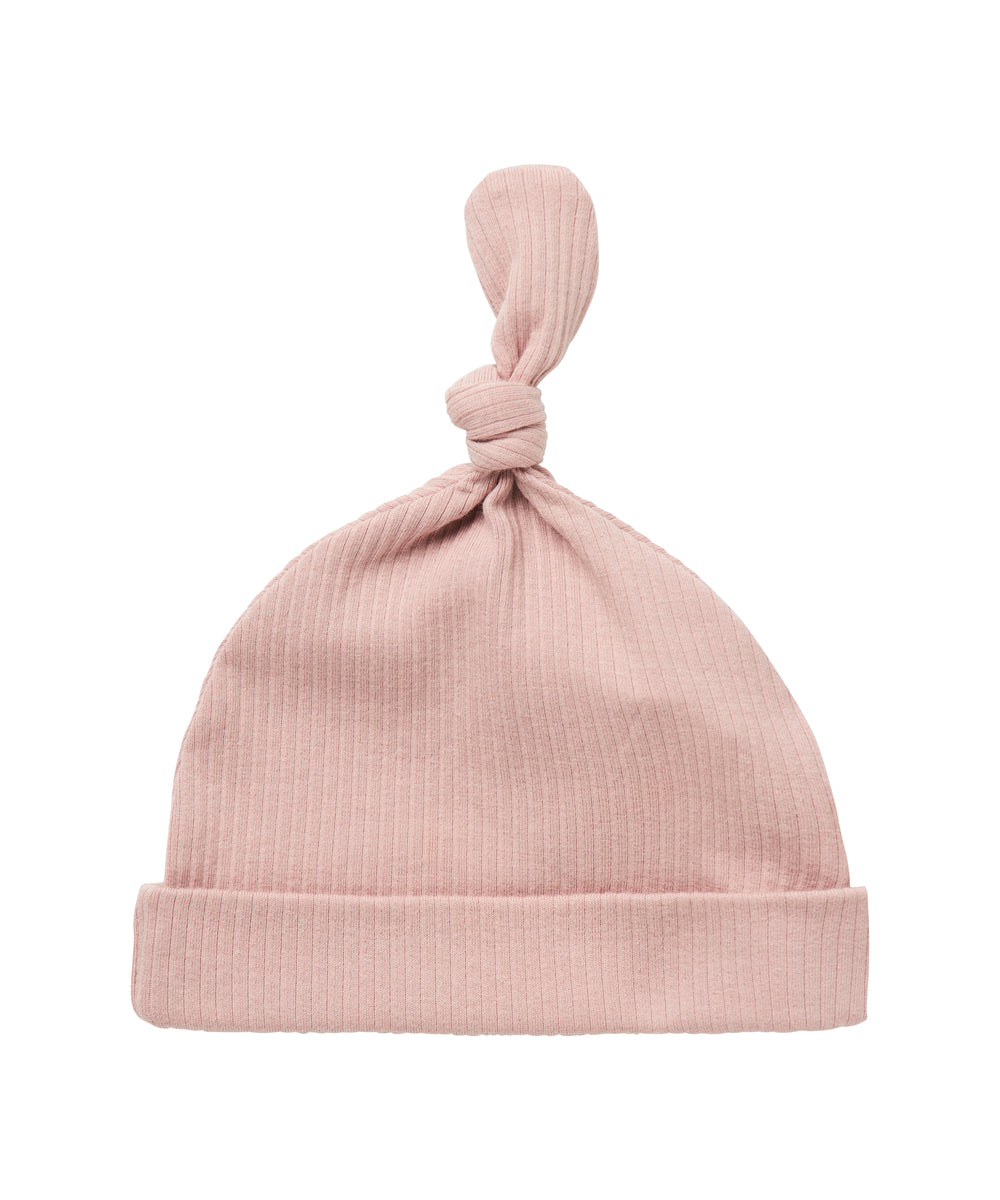 Lyserød ribstrikket babyhue med knude på toppen og opbukket kant