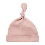 Lyserød ribstrikket babyhue med knude på toppen og opbukket kant