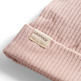 Lyserød ribstrikket babyhue med knude på toppen og opbukket kant