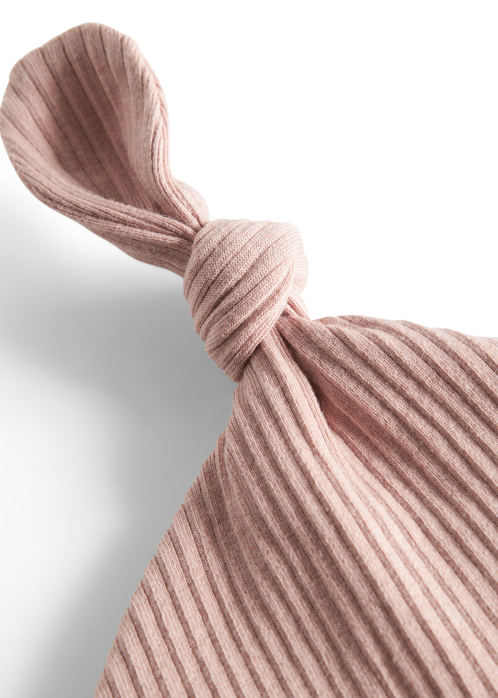 Lyserød ribstrikket babyhue med knude på toppen og opbukket kant