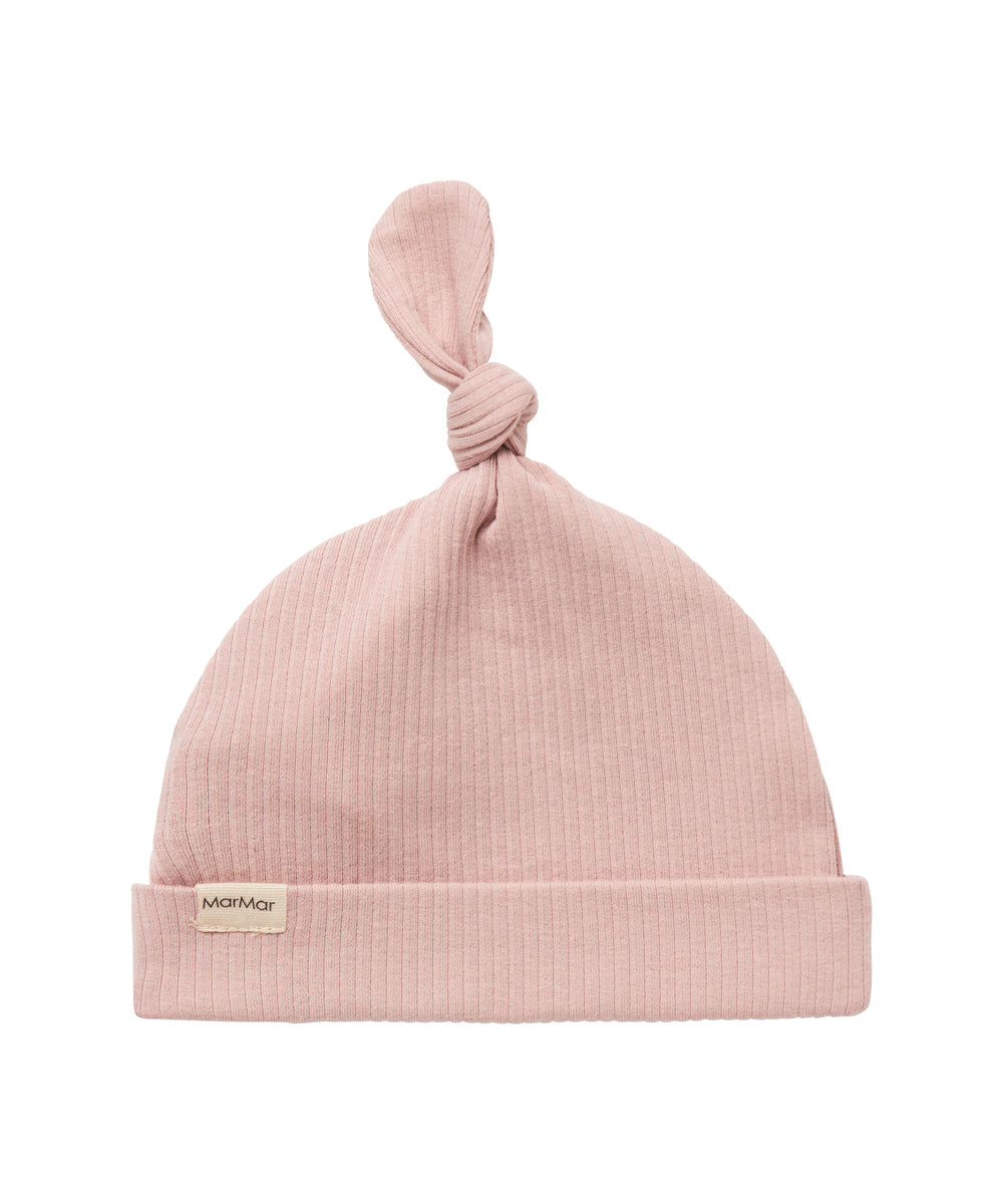 Lyserød ribstrikket babyhue med knude på toppen og opbukket kant