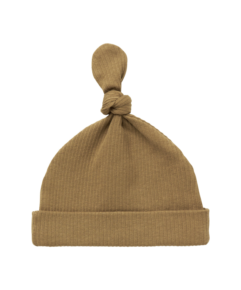 Brun ribstrikket babyhue med knude på toppen og opbukket kant