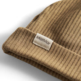 Brun ribstrikket babyhue med knude på toppen og opbukket kant