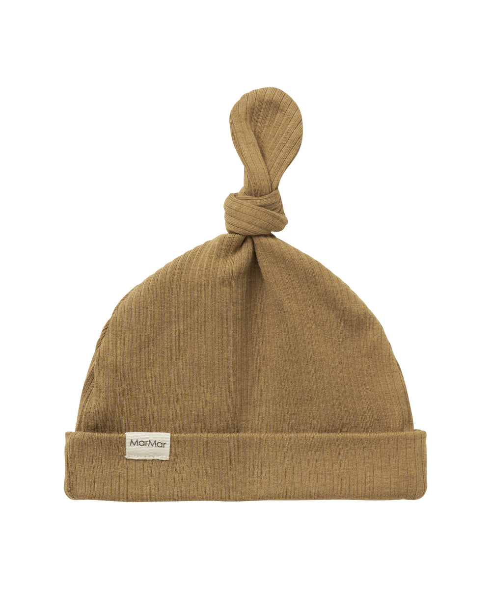 Brun ribstrikket babyhue med knude på toppen og opbukket kant