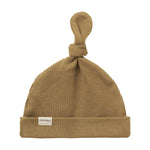 Brun ribstrikket babyhue med knude på toppen og opbukket kant