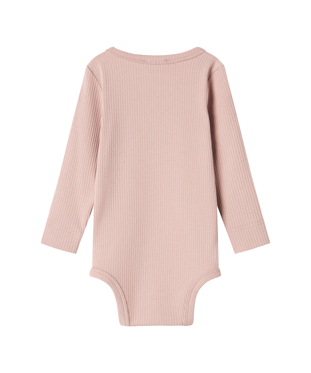Lyserød ribstrikket babybody med lange ærmer, stolpe knaplukning og trykknapper mellem benene