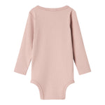 Lyserød ribstrikket babybody med lange ærmer, stolpe knaplukning og trykknapper mellem benene