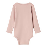 Lyserød ribstrikket babybody med lange ærmer, stolpe knaplukning og trykknapper mellem benene