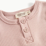 Lyserød ribstrikket babybody med lange ærmer, stolpe knaplukning og trykknapper mellem benene