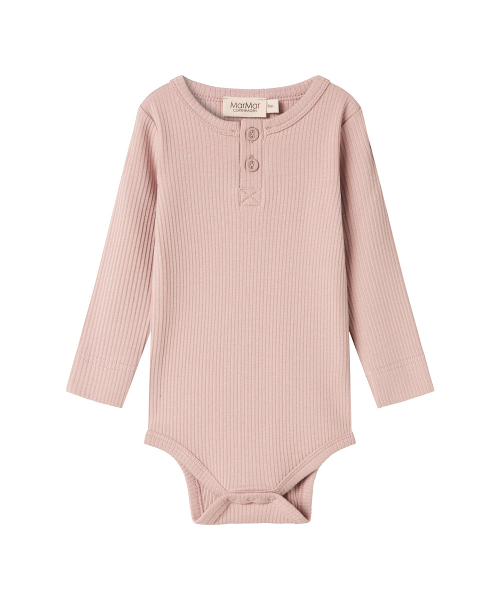 Lyserød ribstrikket babybody med lange ærmer, stolpe knaplukning og trykknapper mellem benene