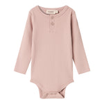 Lyserød ribstrikket babybody med lange ærmer, stolpe knaplukning og trykknapper mellem benene