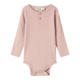 Lyserød ribstrikket babybody med lange ærmer, stolpe knaplukning og trykknapper mellem benene